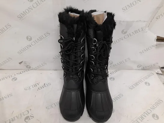 PAIR OF POLAR BOOTS WOMENS NYLON WATERPROOF BOOTS IN BLACK - SIZE 40