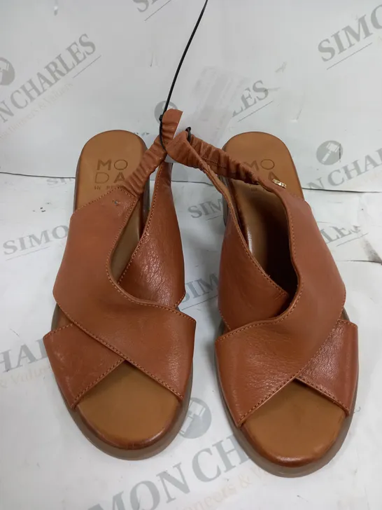 PAIR OF MODA IN PELLE LASSANDRA SANDALS IN TAN SIZE 6