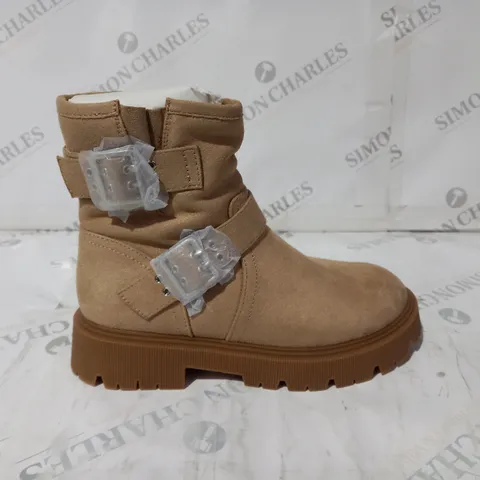 SUEDE BEIGE BOOTS SIZE 3