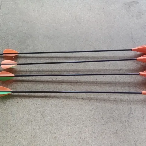 BOX CONTAINING 8 SUCKER ARROWS