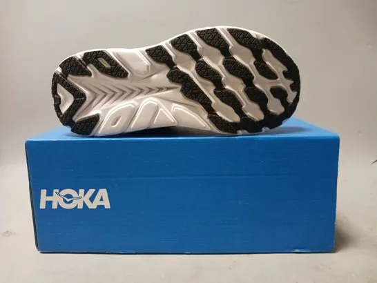 BOXED PAIR OF HOKA CLIFTON 7 SHOE SIN BLACK/WHITE UK SIZE 5