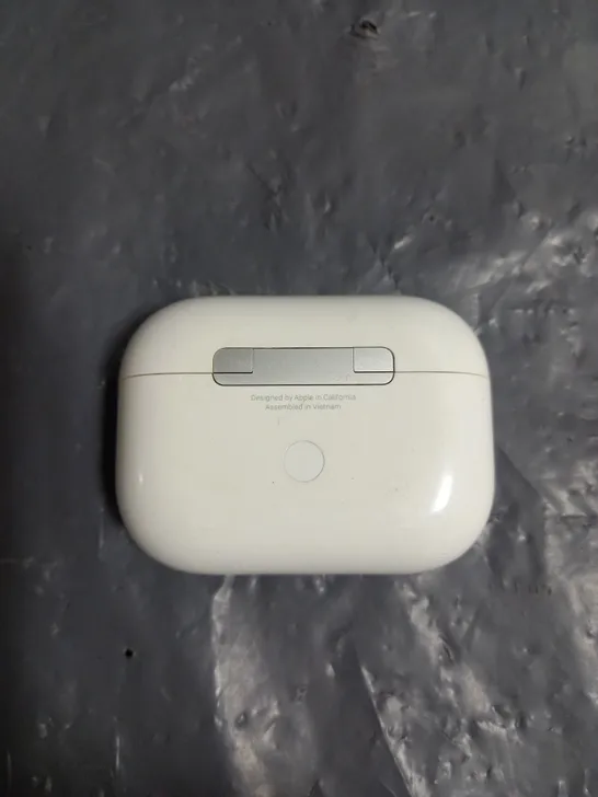 PAIR OF APPLE AIRPODS PRO 1ST GEN IN WHITE