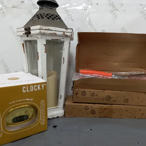 APPROXIMATELY 5 ASSORTED ITEMS TO INCLUDE FAUC CANDLE LANTERN, GARDEN TOOL SETS, CLOCKY ALARM CLOCK