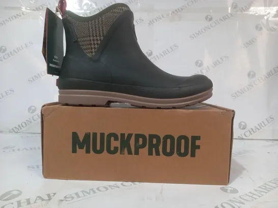 BOXED PAIR OF MUCK MOAW300 BOOTS IN GREEN UK SIZE 6