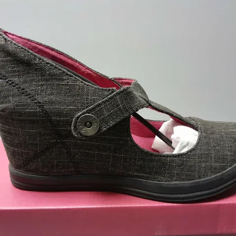 5 BOXED GUPPY LOVE BY BLOWFISH WOMENS CASUAL RAISED HEEL SHOES IN GREY/BLACK - US 9