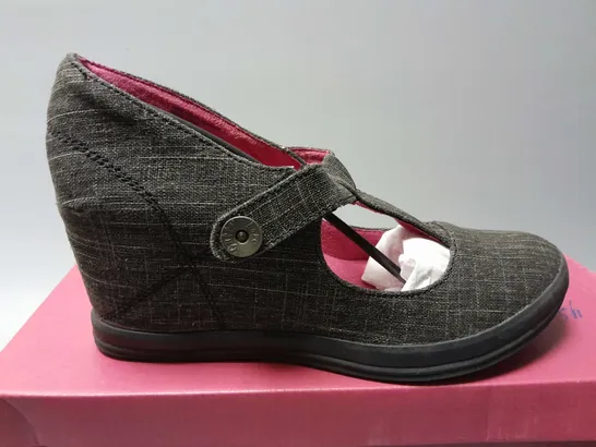 5 BOXED GUPPY LOVE BY BLOWFISH WOMENS CASUAL RAISED HEEL SHOES IN GREY/BLACK - US 9