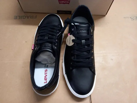 BOXED BRAND NEW LEVIS WOODWARD TRAINERS IN BLACK - UK 8