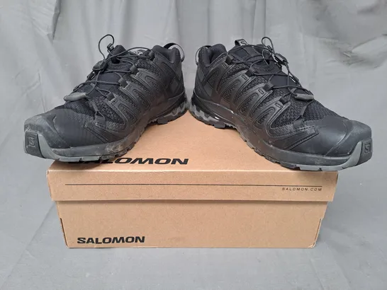 BOXED PAIR OF SALOMON XA PRO 3D V8 SHOES IN BLACK UK SIZE 9