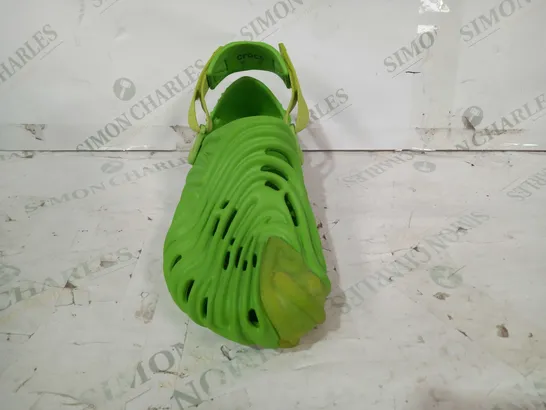 BOXED PAIR OF CROCS SHOES IN GREEN SIZE M10/W12