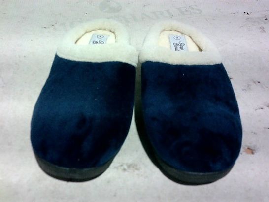 PAIR OF SLIPPERS, SLEEP BOUTIQUE, FLUFFY MATERIAL (DARK BLUE-WHITE), SIZE 3 UK