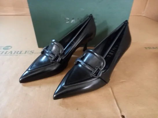 PAIR OF DANIEL POINTED TOE BLACK SHOES - 37