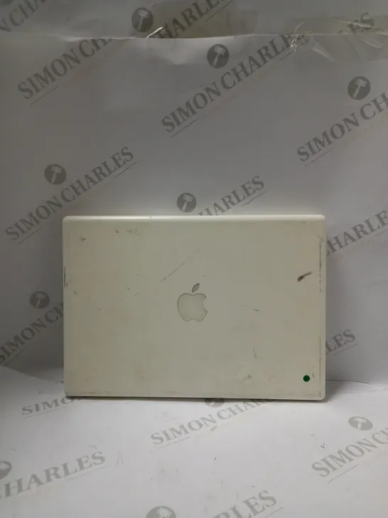 APPLE A1181 MAC BOOK IN WHITE