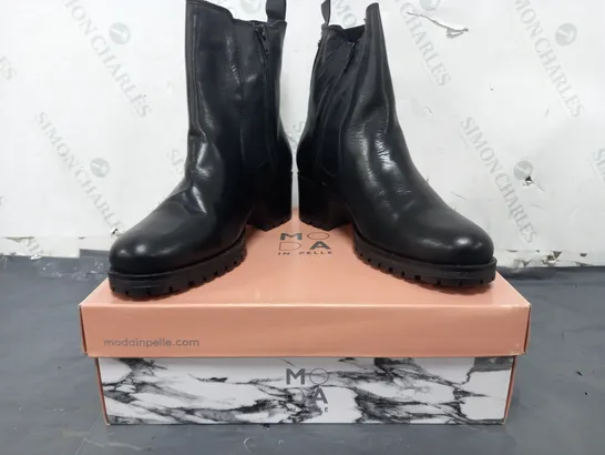 BOXED PAIR OF MODA IN PELLE CHUNKY HEEL CHELSEA BOOTS IN BLACK SIZE 6