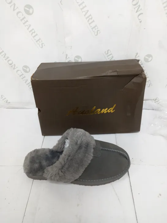 BOXED PAIR OF AUSLAND WOMENS LEATHER WARM SLIPPERS IN WINTAR UK 3/4