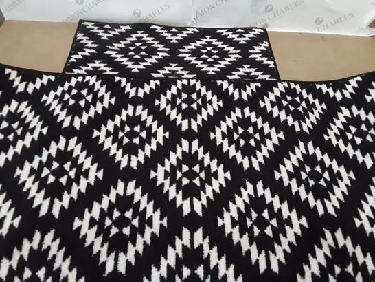 BOX OF APPROX 10 RELAY RECYCLED GEOMETRIC RUNNER & MAT PACK IN BLACK 