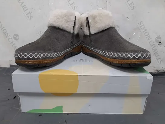 BOXED PAIR OF EARTH ORIGINALS EMMALYN BOOTIES IN GREY SIZE 5