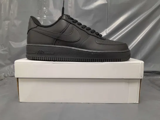 BOXED PAIR OF NIKE AIR FORCE 1 '07 SHOES IN BLACK UK SIZE 9.5