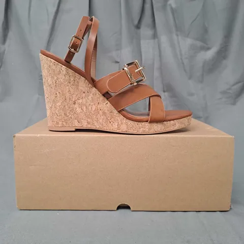 BOXED PAIR OF V BY VERY OPEN TOE HIGH WEDGE SANDALS IN BROWN SIZE 5