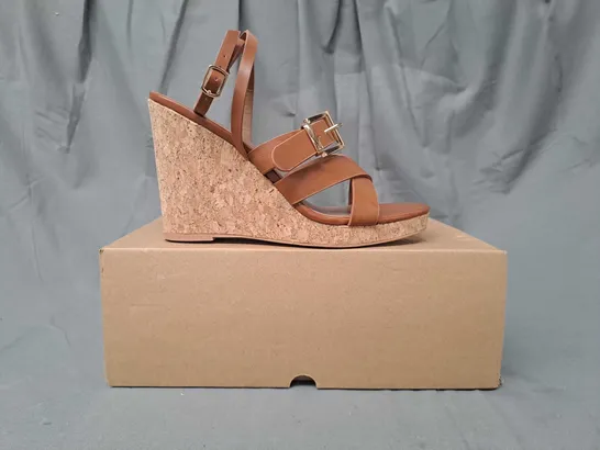 BOXED PAIR OF V BY VERY OPEN TOE HIGH WEDGE SANDALS IN BROWN SIZE 5