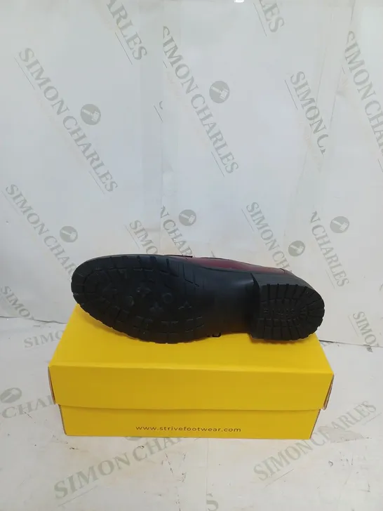 BOXED STRIVE LEATHER LOAFER SIZE 6