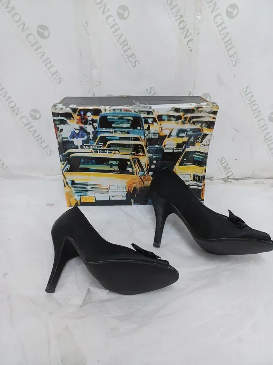 APPROXIMATELY 5 PAIRS OF BOXED TAXI PUMP HEELS BLACK OPEN TOE IN VARIOUS SIZES 