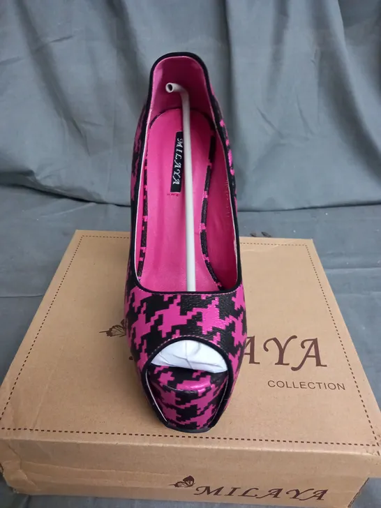 APPROXIMATELY 12 PAIRS OF WOMENS PATTERNED HIGH HEELS SHOES IN VARIOUS SIZES 