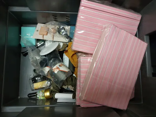 BOX OF APPROX 10 COSMETIC ITEMS TO INCLUDE BEETLES NAIL FILES, DISNEY HAIR CLIPS AND MAKE UP BAG