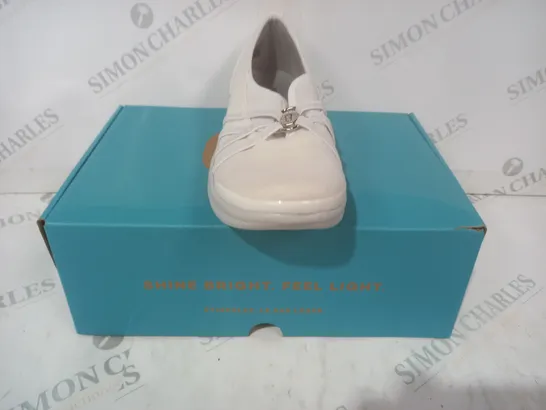 BOXED PAIR OF BZEES SHOES IN WHITE SIZE 6