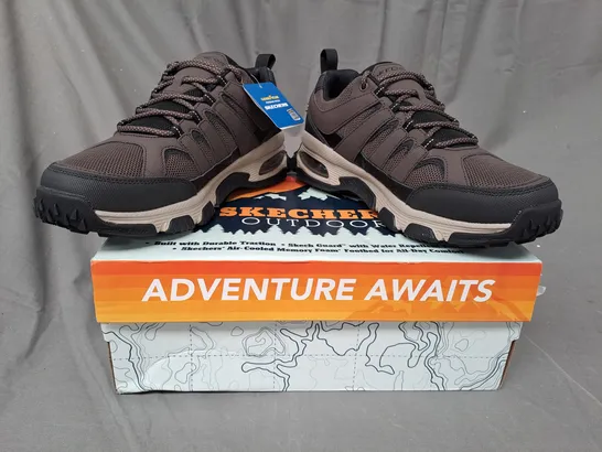 BOXED PAIR OF SKECHERS MEN'S SKECH AIR BROWN TRAINERS - SIZE 7