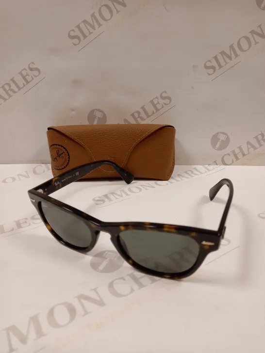 RAY-BAN LARAMIE TORTOISE FRAME SUNGLASSES 