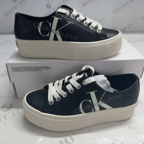 BOXED PAIR OF CALVIN KLEIN JEANS ZESLEY LOW TOP TRAINERS IN BLACK - 2