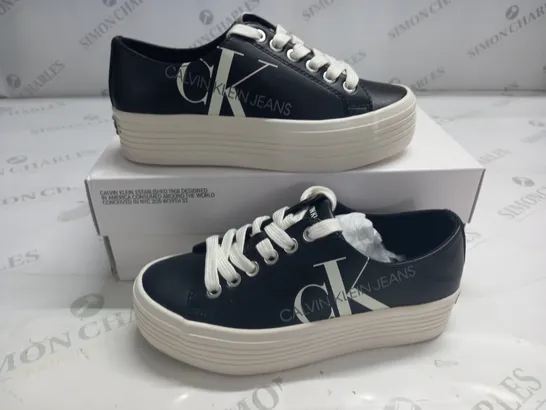 BOXED PAIR OF CALVIN KLEIN JEANS ZESLEY LOW TOP TRAINERS IN BLACK - 2