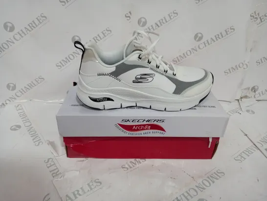 BOXED SKECHERS ARCH FIT TRAINERS SIZE 9