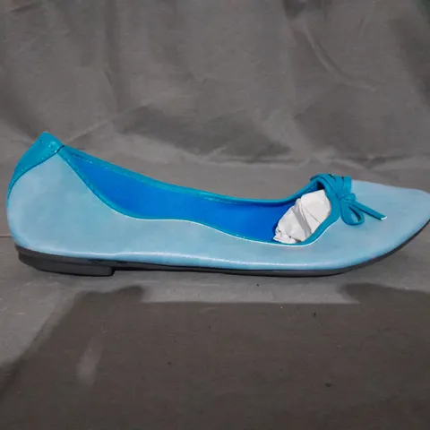 APPROXIMATELY 10 PAIRS OF FLAT SLIP ON SHOES SIZE 39EU 