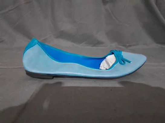 APPROXIMATELY 10 PAIRS OF FLAT SLIP ON SHOES SIZE 39EU 