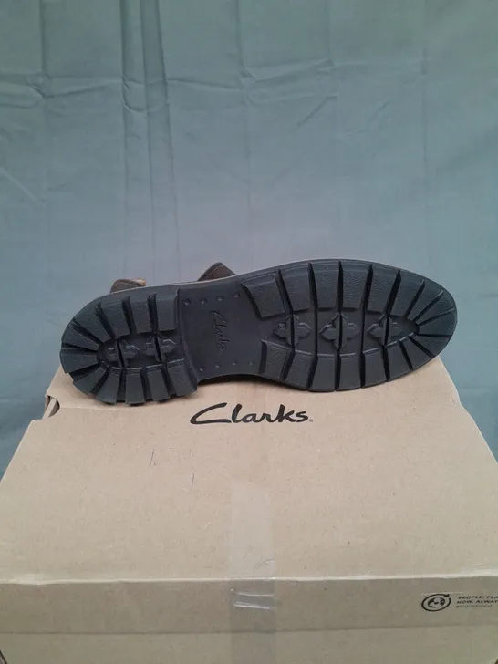 BOXED PAIR OF CLARKS BROWN SLIP ON BOOTS SIZE 9 