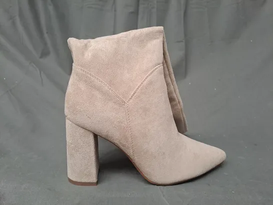 BOXED PAIR OF MARQUIIZ KNEE HIGH BLOCK HEEL SHOES IN BEIGE EU SIZE 40