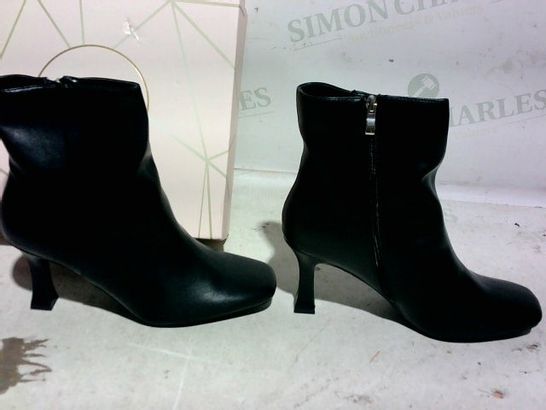BOXED PAIR OF ESSEX GLAM HEELED BOOTS (BLACK), SIZE 7 UK (40 EU)