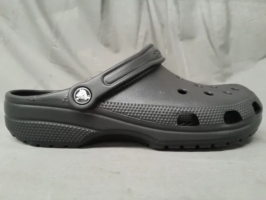 PAIR OF CROCS CLASSICS IN BLACK UK SIZE M8/W9