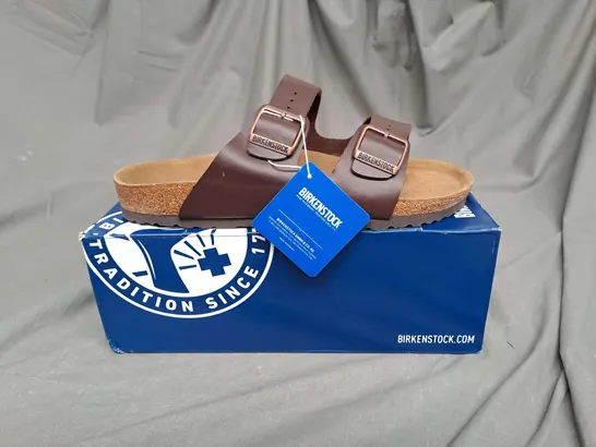 BOXED PAIR OF BIRKENSTOCKS ARIZONA SANDALS IN BROWN SIZE 9