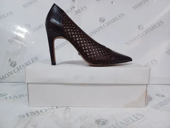 BOXED PAIR OF REISS CLOVER LIZARD SLIP-ON HEELS IN POMEGRANATE SIZE 4