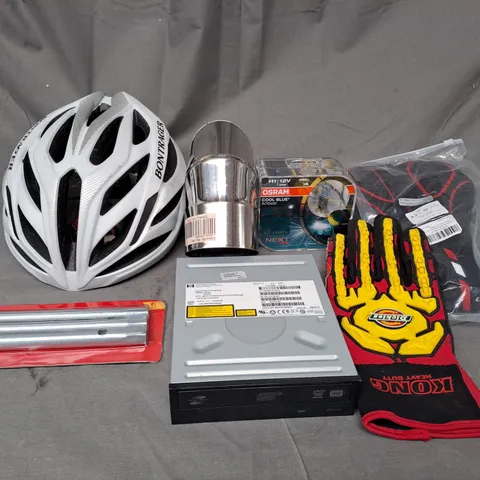 MEDIUM BOX OF ASSORTED AUTO PARTS TO INCLUDE BIKE SEAT, SPANNER SET AND OSRAM