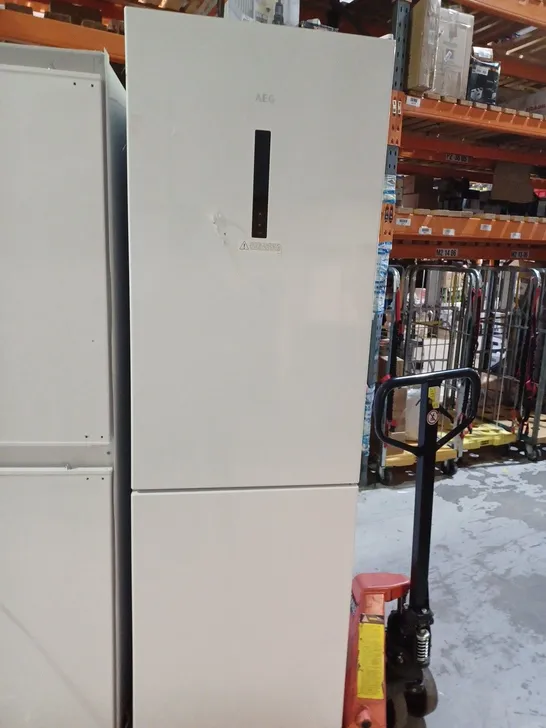 AEG FREESTANDING WHITE FRIDGE FREEZER 