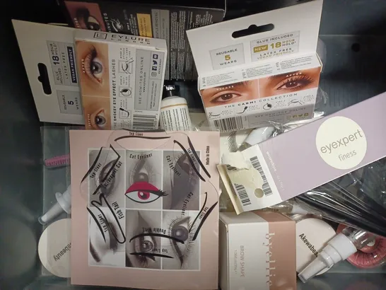 APPROXIMATELY 20 ASSORTED ITEMS TO INCLUDE EYLURE LONDON FALSE LASHES, EYELINER STENCIL, SAINT & SERENITY BROW BUFFER, EYEBROW SHAPER TOOL ETC. 