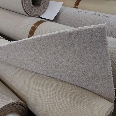 ROLL OF QUALITY DIMENSIONS DIM PLAINS CARPET // SIZE: APPROX. 5 X 1.53m