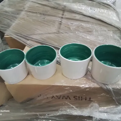 PALLET CONTAINING LARGE AMOUNT OF TILTED SIDE POTS/RAMEKINS (GREEN AND WHITE)