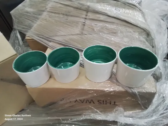 PALLET CONTAINING LARGE AMOUNT OF TILTED SIDE POTS/RAMEKINS (GREEN AND WHITE)