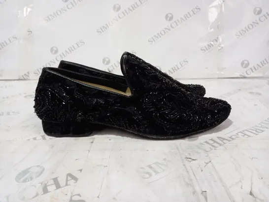 BLACK BEADED PUMPS SIZE 5