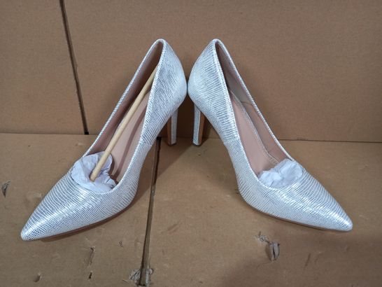 BOXED PAIR OF DESIGNER WOMENS HEELS EU SIZE 41