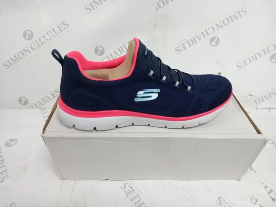 SKECHERS SUMMITS PERFECT VIEWS BUNGEE TRAINER SIZE 8